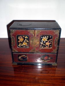 Arte Japonesa do século XIX, 18x20x10 cm CAIXA em madeira lacada